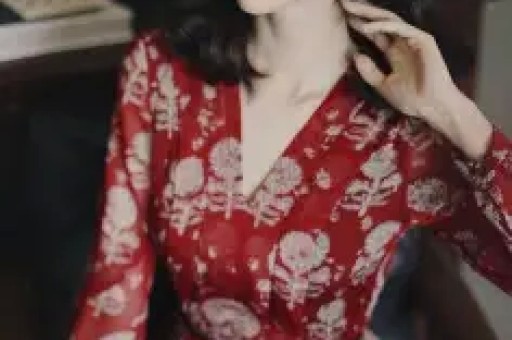 内娱清纯女星偷闯日本拍艳情片被网友当场撞破