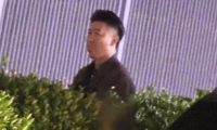 曹云金与神秘女子车内亲昵被拍还在路边草丛小便边解手边吐痰